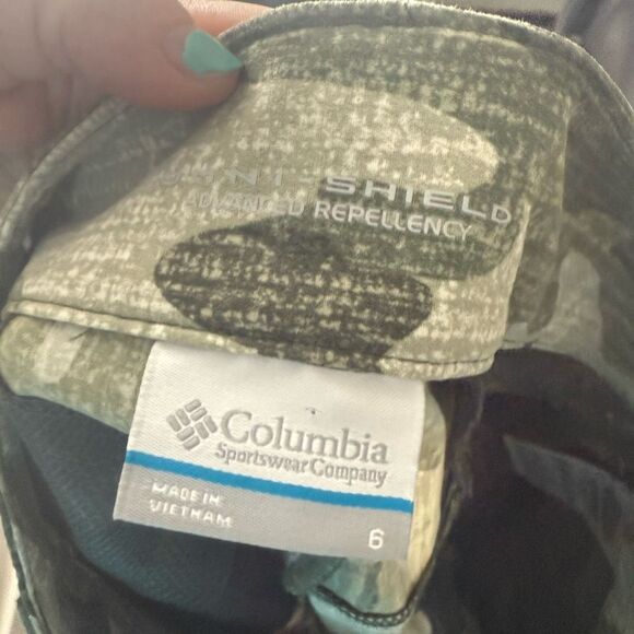 Columbia Women’s 6 Camo Omni Shield Shorts - Picture 4 of 5